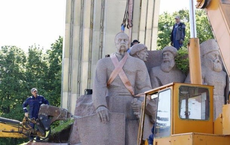 Kijowscy dekolonizatorzy burzą pomnik ku czci Rady Perejasławskiej pod Łukiem Wolności Ukrainy...