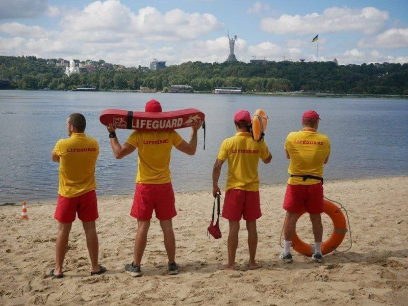 Nie można pływać, ale będą ratownicy: plaże w Kijowie zostaną wyposażone w stanowiska ratownicze. 
